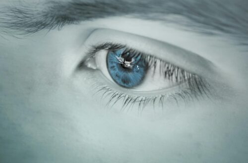Detailed close-up of a blue eye showing a reflection, emphasizing uniqueness. szem